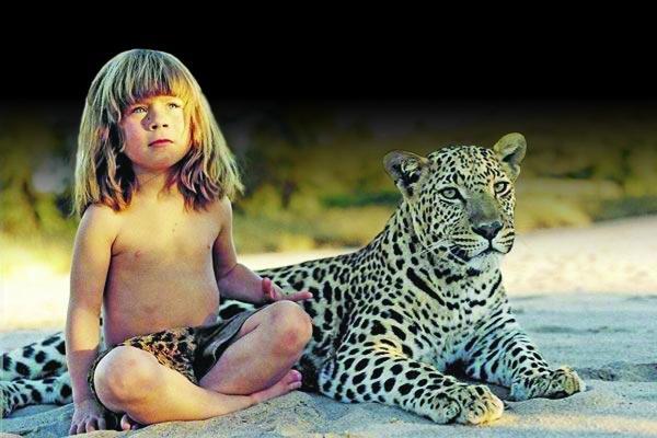 این دختر بچه با جانوران وحشی بزرگ شده!